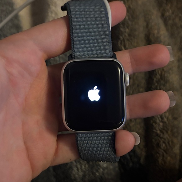 2nd Gen 40mm Aluminum Apple Watch - Picture 1 of 7